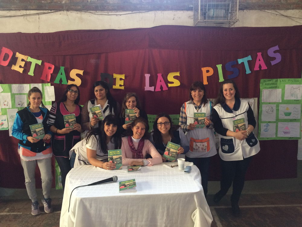 Josefina Caprile junto a las maestras de la escuela 62 de Lanús
